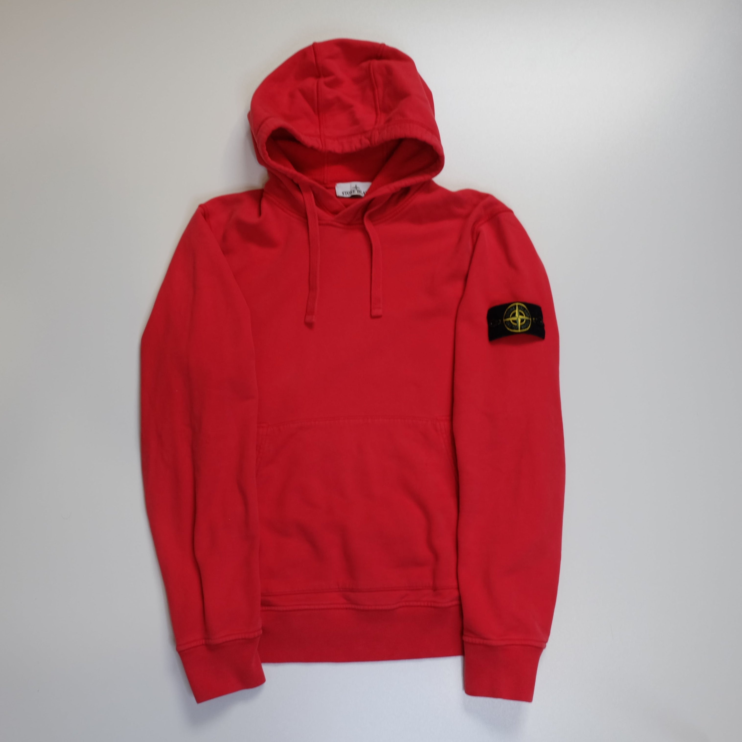Sweat à capuche rouge Stone Island (taille M)
