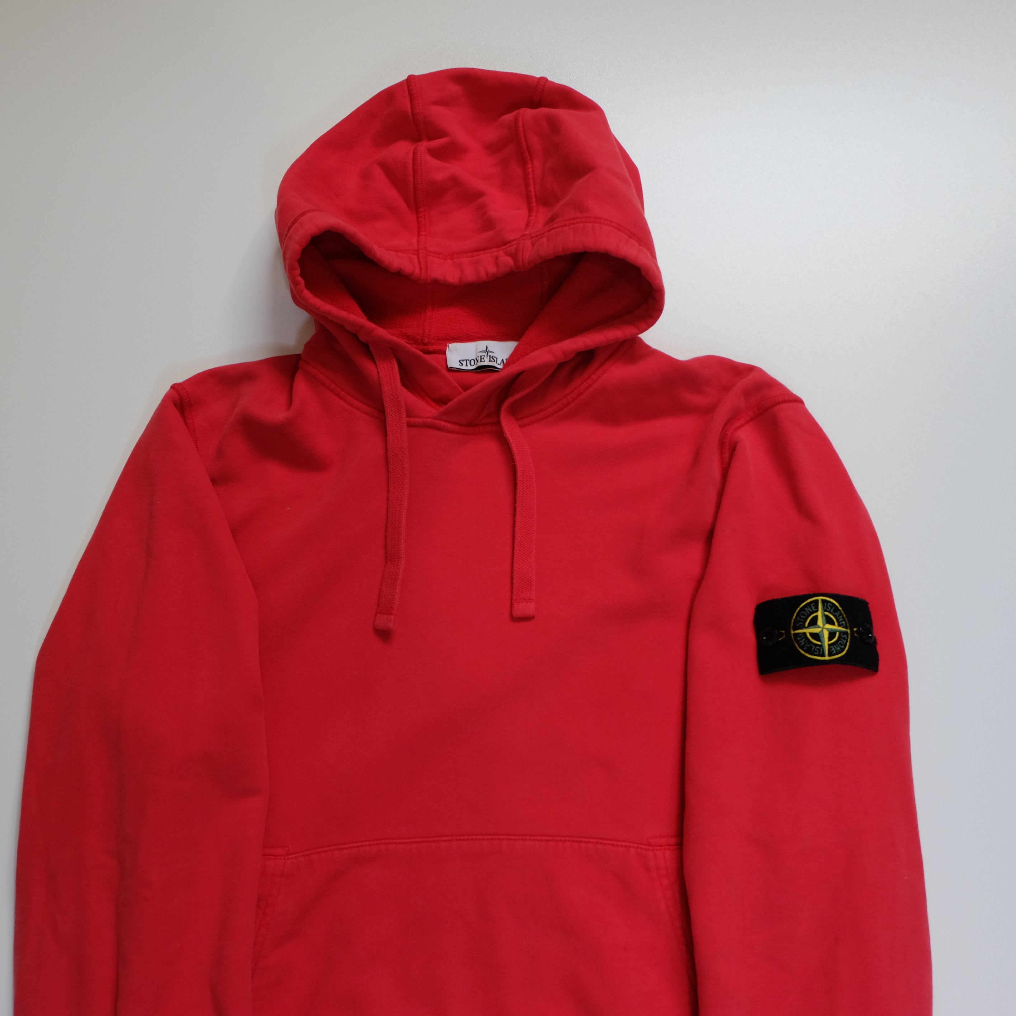 Sweat à capuche rouge Stone Island (taille M)