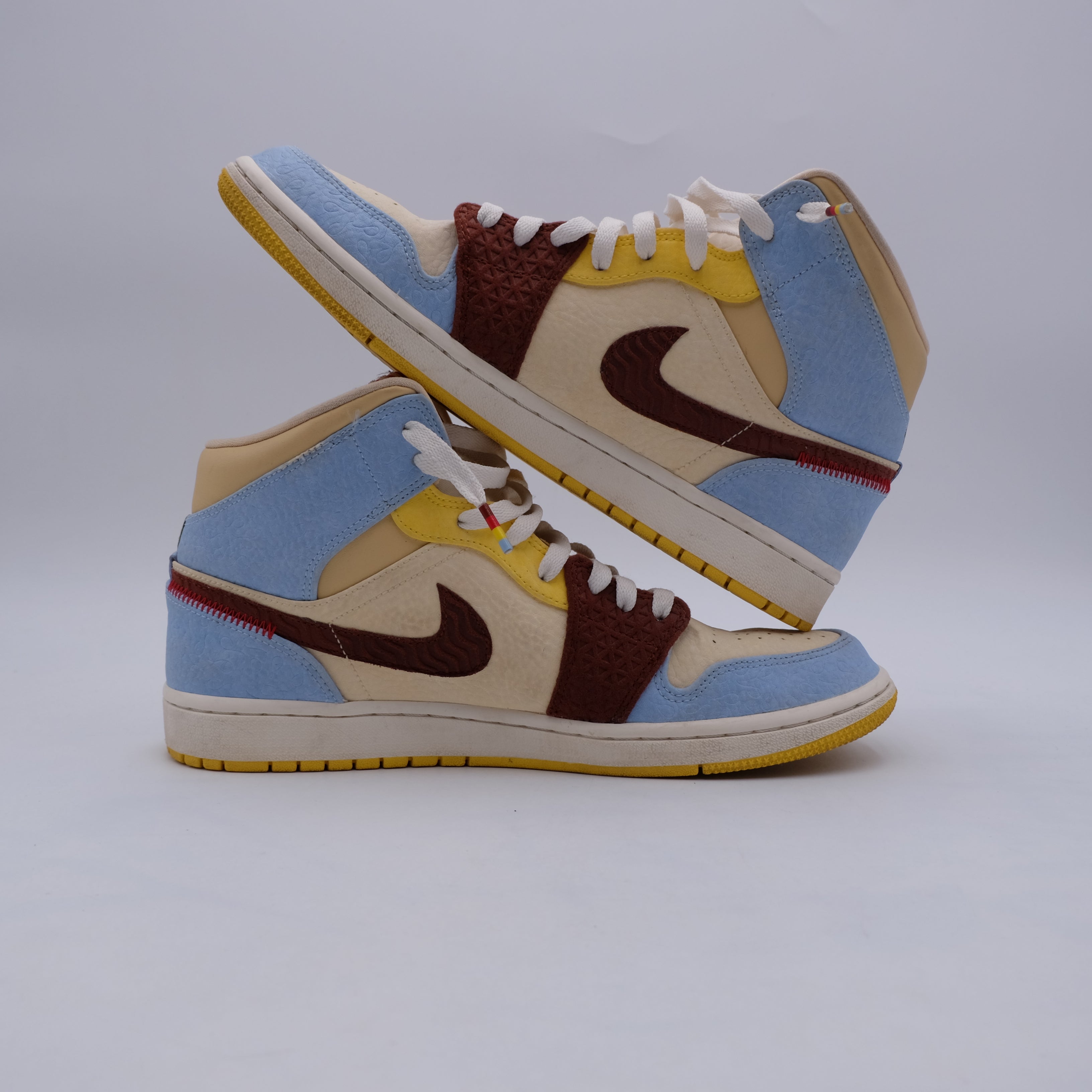 Jordan 1 Mid Maison Chateau Rouge (taille 45)